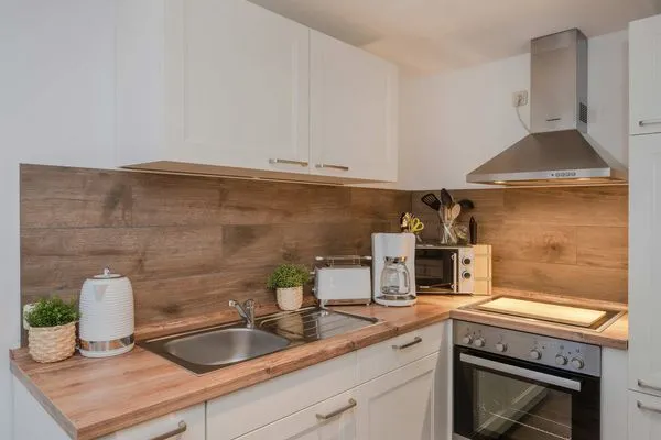 Küche / Küchenzeile  Ferienwohnung Mittschiffs mit Sauna, Whirpool & Garten - nur 500 Meter zum Meer