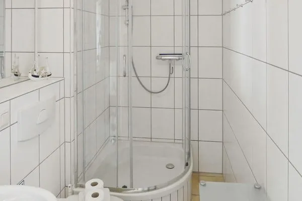 Badezimmer mit WC, Waschbecken und Dusche Residenz am Strand Schöne Zeit - Wohnung 6-81