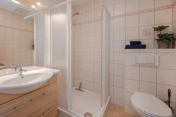 Badezimmer  Ferienwohnung Thurbruch mit Sonnenterrasse, ruhig gelegen und perfekt für 4 Personen.