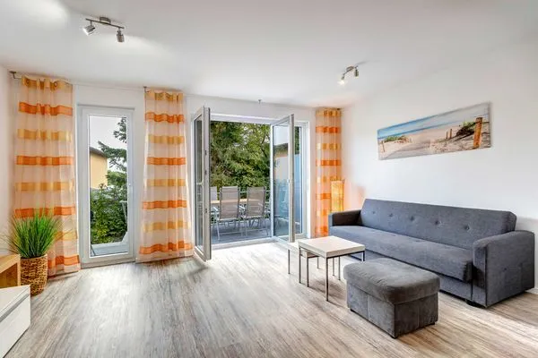 Wohnzimmer  Ferienhaus Ostseeparadies mit 2 Bädern und Terrasse - der Strand ist nur 800 Meter entfernt