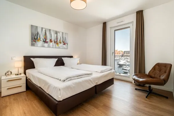 Ferienwohnung Müritzquartier No.13 Hafenresidenz Waren (Müritz) - Schlafzimmer mit Hafenblick  Müritzquartier No.13