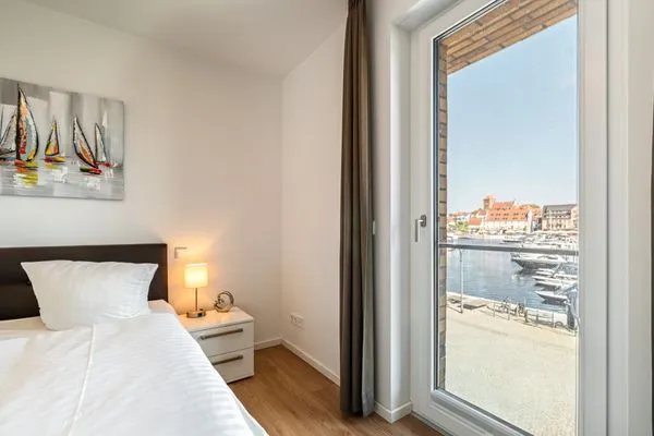 Ferienwohnung Müritzquartier No.13 Hafenresidenz Waren (Müritz) - Schlafzimmer mit Hafenblick  Müritzquartier No.13