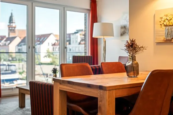Ferienwohnung Müritzquartier No.13 Hafenresidenz Waren (Müritz) - Wohnzimmer mit Hafenblick  Müritzquartier No.13