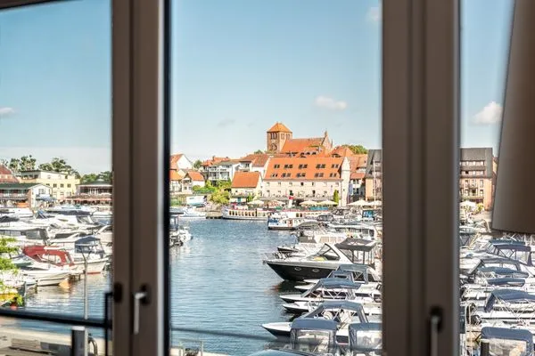Ferienwohnung Müritzquartier No.13 Hafenresidenz Waren (Müritz) - Wohnzimmer mit Hafenblick  Müritzquartier No.13