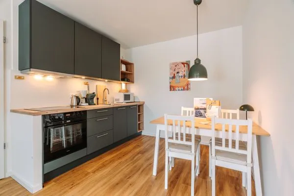 Ferienwohnung Deichkieker Aparthotel Zingst -  Küchenzeile mit Esstbereich  Deichkieker