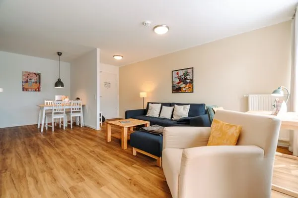 Ferienwohnung Deichkieker Aparthotel Zingst - Wohnzimmer mit Küche und Essbereich  Deichkieker