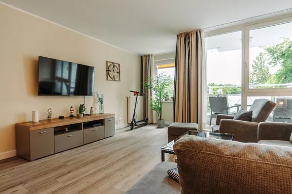 Ferienwohnung Godewind Aparthotel Zingst - Blick auf den Tv im Wohnzimmer  Godewind
