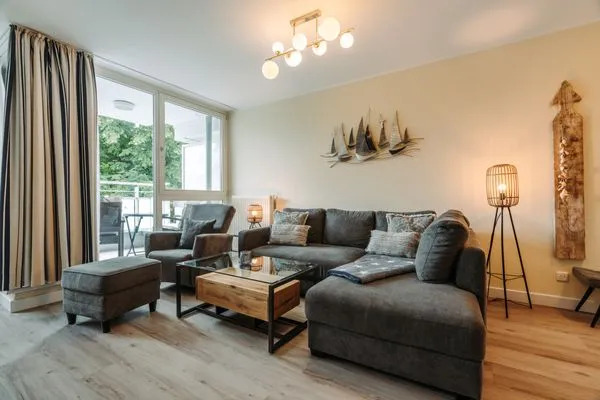 Ferienwohnung Godewind Aparthotel Zingst - gemütliche Couch im Wohnzimmer  Godewind