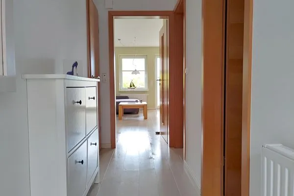 Korridor mit Blick ins Wohnzimmer der Ferienwohnung Ose in Wittdün auf Amrum  Ferienwohnung *Ose*