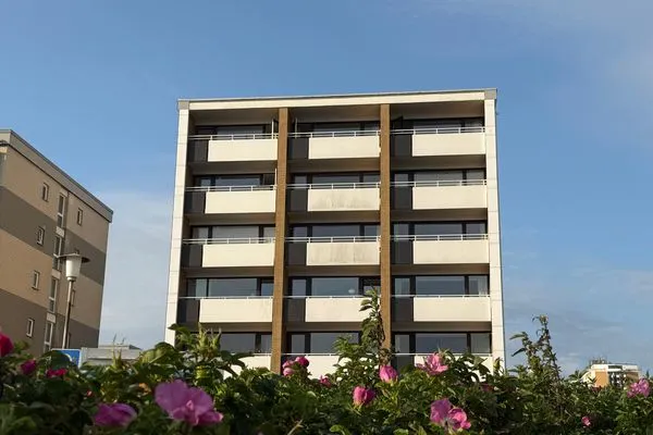 Hauptansicht Ferienwohnung Brandenburgerstr. 11 - Dühne16 mit kleinem Meerblick /  PKW-Stellplatz außen ist mit einem Außweis zu versehen als Berechtigung.