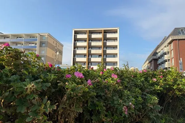 Hauptansicht Ferienwohnung Brandenburgerstr. 11 - Dühne16 mit kleinem Meerblick /  PKW-Stellplatz außen ist mit einem Außweis zu versehen als Berechtigung.