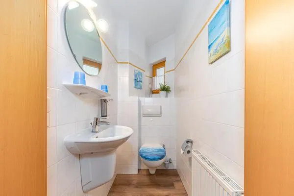 Gäste-WC im EG Ferienpark Freesenbruch Reihenhaus 6 - Delfin
