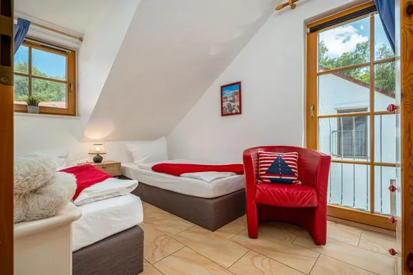 Schlafzimmer mit zwei Einzelbetten Ferienpark Freesenbruch Reihenhaus 6 - Delfin