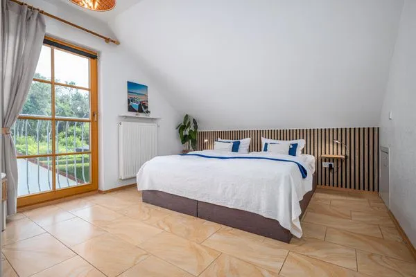 Schlafzimmer mit Doppelbett Ferienpark Freesenbruch Reihenhaus 6 - Delfin