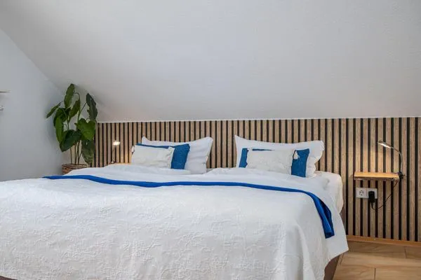 Schlafzimmer mit Doppelbett Ferienpark Freesenbruch Reihenhaus 6 - Delfin