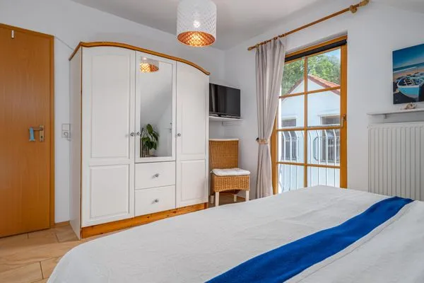 Schlafzimmer mit Doppelbett Ferienpark Freesenbruch Reihenhaus 6 - Delfin