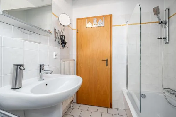 Badezimmer mit Badewanne Ferienpark Freesenbruch Reihenhaus 6 - Delfin