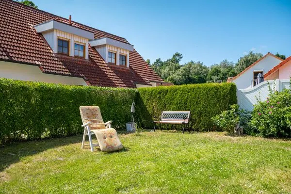 Garten mit Sonnenliege und Bank Ferienpark Freesenbruch Reihenhaus 6 - Delfin