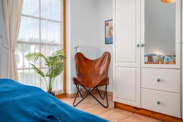 Schlafzimmer mit Doppelbett, Babybett und TV Ferienpark Freesenbruch Doppelhaushälfte 9a - Leuchtturm
