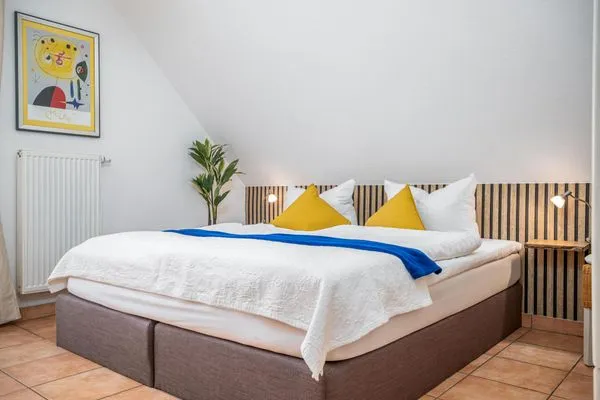 Schlafzimmer mit Doppelbett Ferienpark Freesenbruch Doppelhaushälfte 9a - Leuchtturm