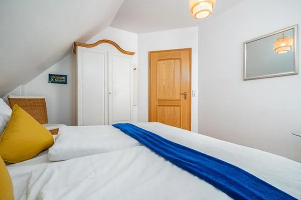 Schlafzimmer mit Doppelbett Ferienpark Freesenbruch Doppelhaushälfte 9a - Leuchtturm