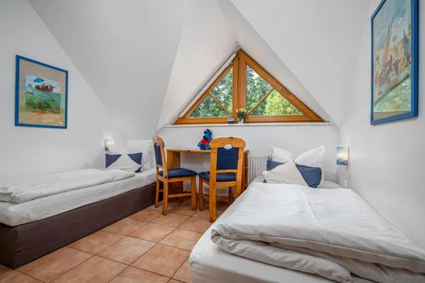 Schlafzimmer mit zwei Einzelbetten Ferienpark Freesenbruch Doppelhaushälfte 9a - Leuchtturm