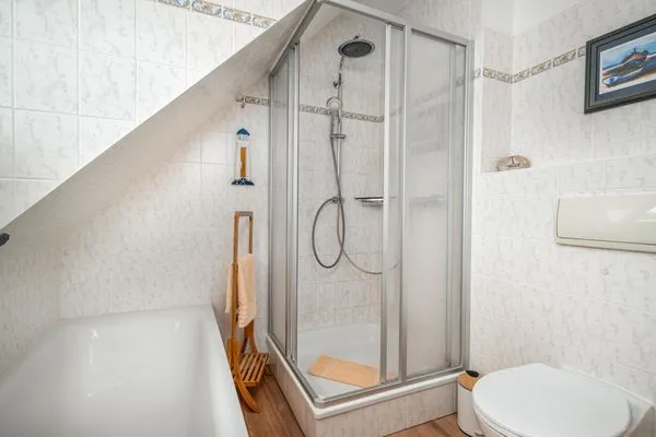 Bad mit Badewanne und Dusche im OG Ferienpark Freesenbruch Doppelhaushälfte 9a - Leuchtturm