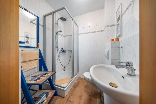 Bad mit Dusche im EG Ferienpark Freesenbruch Doppelhaushälfte 9a - Leuchtturm