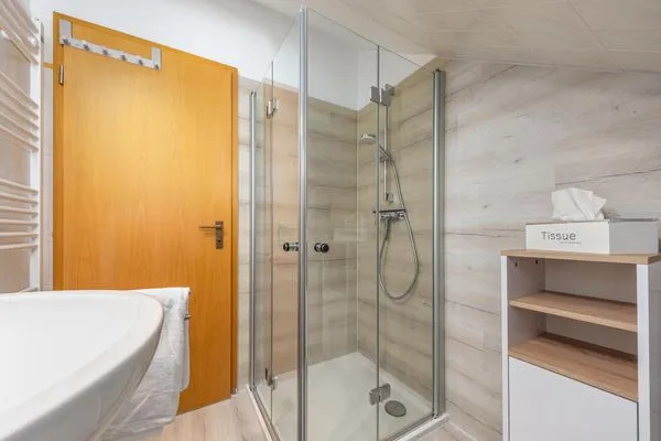 Badezimmer mit Dusche im OG Ferienpark Freesenbruch Reihenhaus 5b - Seehund