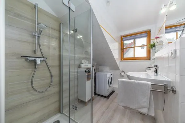 Badezimmer mit Dusche im OG Ferienpark Freesenbruch Reihenhaus 5b - Seehund