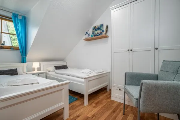 Schlafzimmer mit zwei Einzelbetten Ferienpark Freesenbruch Reihenhaus 5b - Seehund