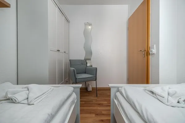 Schlafzimmer mit zwei Einzelbetten Ferienpark Freesenbruch Reihenhaus 5b - Seehund