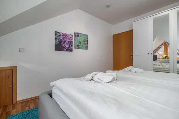 Schlafzimmer mit Doppelbett Ferienpark Freesenbruch Reihenhaus 5b - Seehund