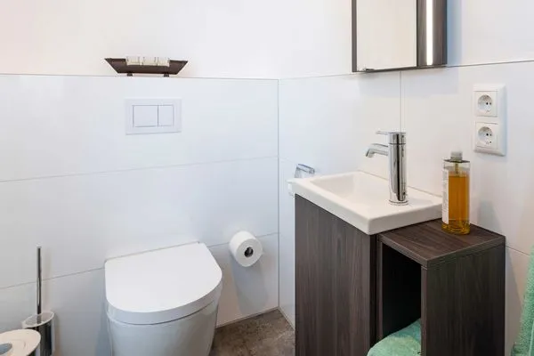Gäste-WC  Ferienhaus Baltic Huus mit Sauna, Kamin und Sonnenterrasse