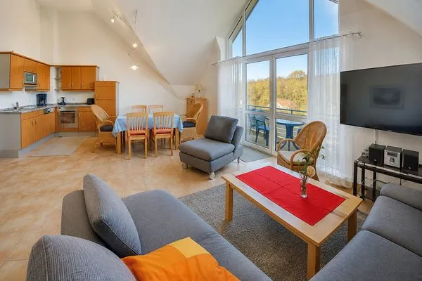 Wohnbereich mit Essecke und Blick zur Küche Residenz am Strand Wohnung 1-16