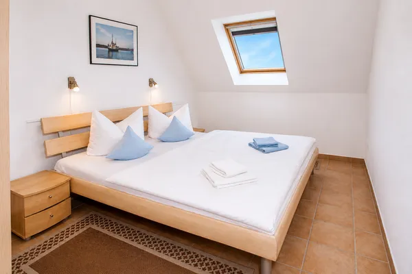 1. Schlafzimmer mit Doppelbett Residenz am Strand Wohnung 1-16