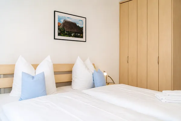 2. Schlafzimmer mit Doppelbett und Kleiderschrank Residenz am Strand Wohnung 1-16
