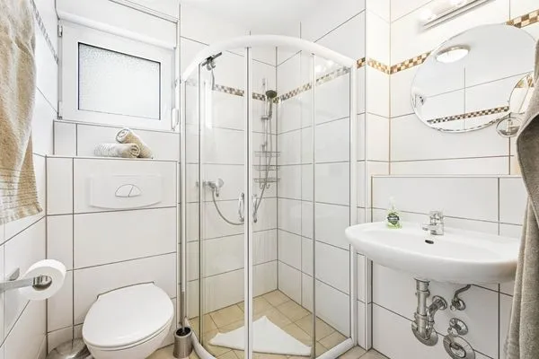 Bad mit Dusche und WC Residenz am Strand Wohnung 6-74