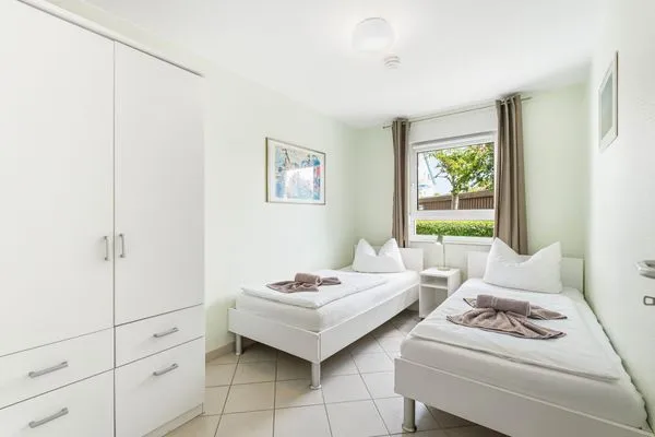 Schlafzimmer mit zwei Einzelbetten Residenz am Strand Wohnung 6-74