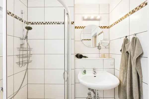Bad mit Dusche und WC Residenz am Strand Wohnung 6-74