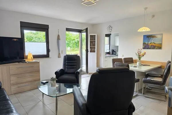 Wohnzimmer  FeWo Ostseeglück im Jasmund-Paradies mit Terrasse und haustierfreundlich
