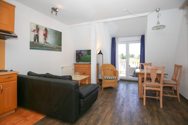 Wohnbereich mit Sofa und Essbereich