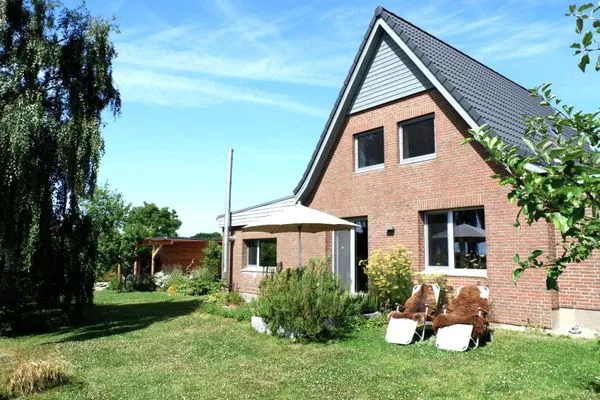 Hausansicht Südseite mit Terrasse und Garten  Ferienhaus Friedrich 15