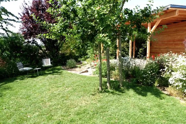 Gartenimpressionen mit Auffahrt und Carport  Ferienhaus Friedrich 15