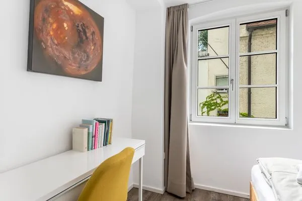 Multi-Fewo-Haus Zitronengässle 1 Ferienwohnung Metta Lindau Insel - Schlafzimmer - Arbeitstisch