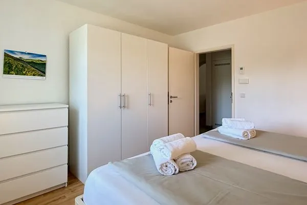 Ferienwohnung Fischerpromenade Kressbronn - Schlafzimmer mit Kleiderschrank und Kommode