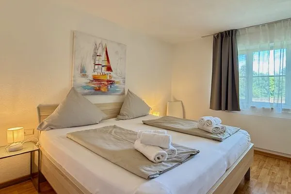  Ferienwohnung Fischerpromenade Kressbronn - Schlafzimmer mit Doppelbett