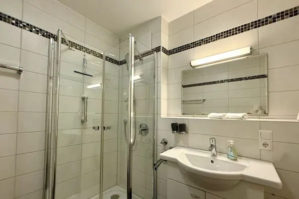  Ferienwohnung Fischerpromenade Kressbronn - Badzimmer mit WC und Dusche