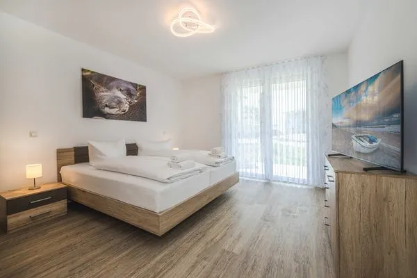 Schlafzimmer  Ferienwohnung Otterhöhle mit Fitness-, Sauna und Kinderspielbereich.