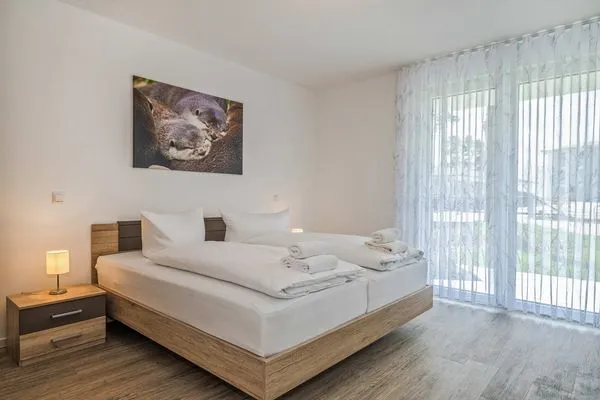 Schlafzimmer  Ferienwohnung Otterhöhle mit Fitness-, Sauna und Kinderspielbereich.